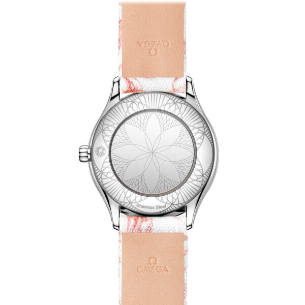 Das Bild zeigt die Rückseite einer Omega-Uhr mit einem beige-rosa Armband. Das Edelstahlgehäuse weist ein aufwendiges Blumenmuster auf. Auf dem Lederarmband sind das Omega-Logo und der Name eingeprägt.