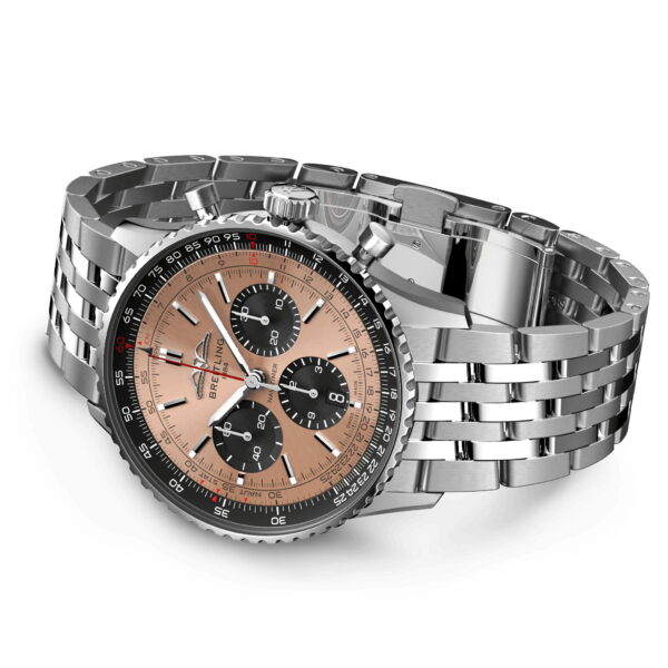 Eine luxuriöse Armbanduhr mit einem Edelstahlarmband und einem roségoldenen Zifferblatt. Sie verfügt über drei Hilfszifferblätter und eine Datumsanzeige sowie eine mit Zahlen eingravierte Lünette. Die Uhr hat ein klassisches und elegantes Design.