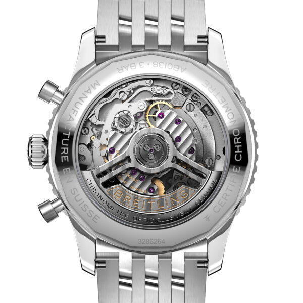 Das Bild zeigt die Rückseite einer hochwertigen Uhr mit Gehäuse und Armband aus Edelstahl. Das transparente Gehäuse gibt den Blick auf das komplexe mechanische Uhrwerk im Inneren frei, wobei Zahnräder und Komponenten sichtbar sind. Der Markenname ist auf der transparenten Abdeckung eingraviert.