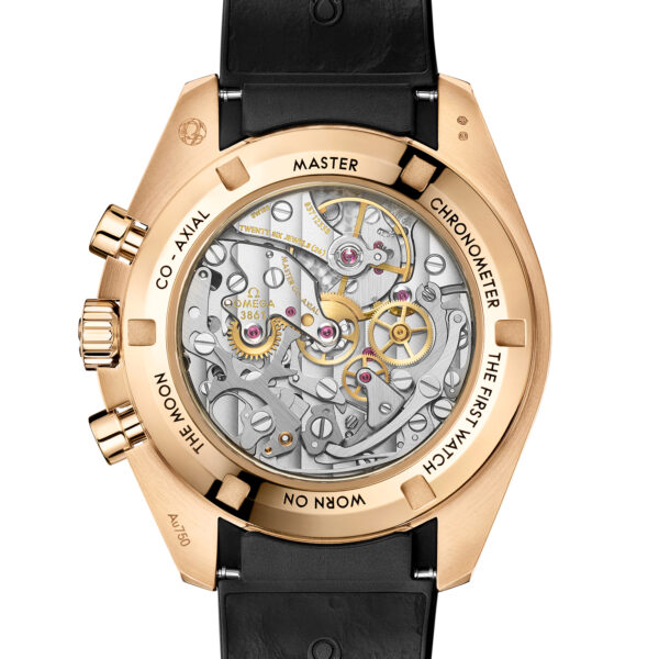Nahaufnahme der Rückseite einer Luxusuhr mit transparentem Gehäuse, das komplizierte Zahnräder und Mechanismen offenbart. Die Uhr hat einen goldfarbenen Rand und ein schwarzes Lederarmband. Verschiedene Gravuren umgeben den transparenten Abschnitt.
