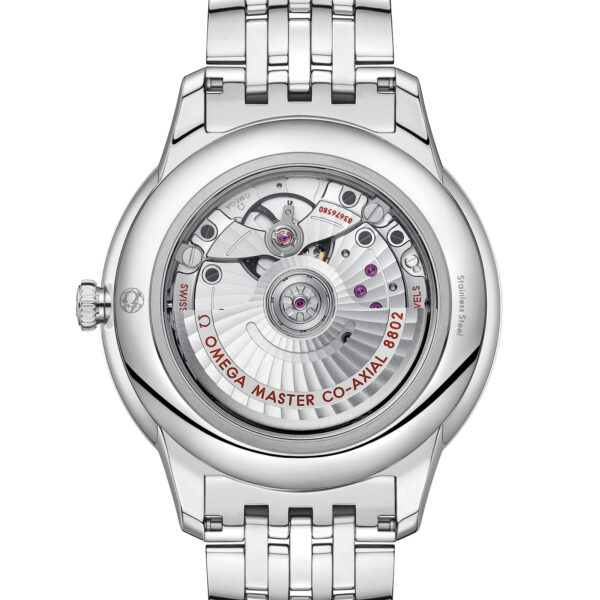 Das Bild zeigt die Rückseite einer Luxusuhr mit einem komplexen mechanischen Uhrwerk. Die Uhr hat ein Edelstahlarmband und die sichtbare Gravur lautet „OMEGA MASTER CO-AXIAL 8802“. Verschiedene Zahnräder und Komponenten sind sichtbar.