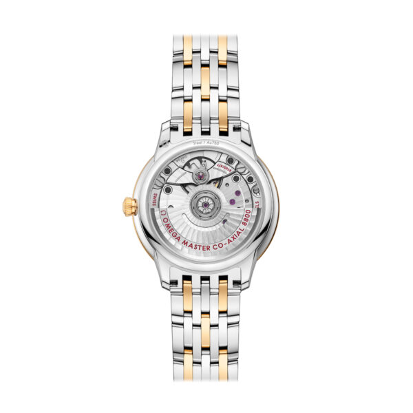 Präsentiert wird eine Luxusarmbanduhr mit einem silber- und goldfarbenen Metallarmband. Die Rückseite der Uhr verfügt über ein transparentes Gehäuse, das die komplexen mechanischen Komponenten und die Gravur „Omega Master Co-Axial“ auf dem inneren Mechanismus zeigt.