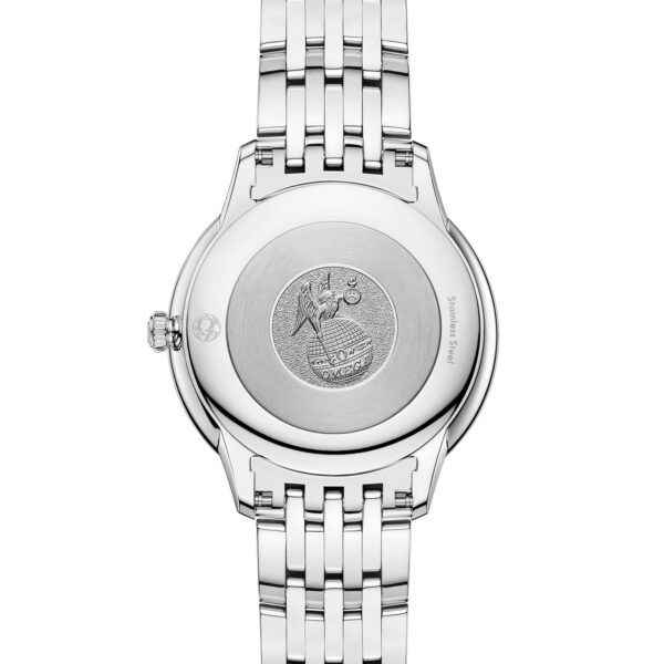 Das Bild zeigt die Rückseite einer silbernen Armbanduhr mit Metallgliederband. Auf der Gehäuserückseite ist ein Bild eines Astronauten eingraviert, der eine Flagge auf dem Mond aufstellt, mit der Erde im Hintergrund. Auf der linken Seite ist die Krone der Uhr zu sehen.
