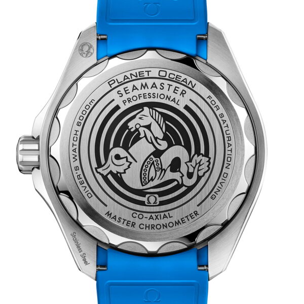 Rückseite einer Omega Seamaster Planet Ocean-Uhr mit blauem Armband. Das silberne Gehäuse weist eingravierte Details auf, darunter das Omega-Logo, Wellenmuster und einen Text zur Co-Axial Master Chronometer-Zertifizierung.