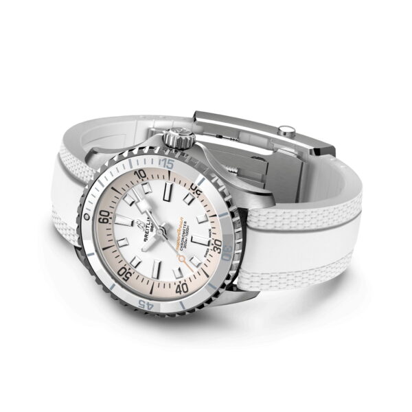 Eine silber-weiße Taucheruhr mit strukturiertem weißen Armband. Sie verfügt über ein weißes Zifferblatt mit Stundenmarkierungen, eine drehbare Lünette mit Minutenmarkierungen und zwei Zeiger. Die Uhr ist leicht abgewinkelt, was ihr detailliertes Design und ihre Handwerkskunst zeigt.