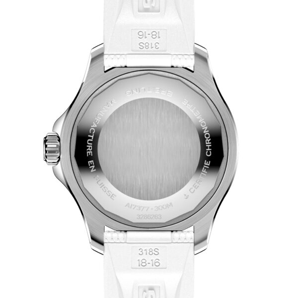 Das Bild zeigt die Rückseite einer Luxusarmbanduhr mit weißem Armband. Die Uhr verfügt über einen gravierten Metallgehäuseboden mit Markierungen, die Zertifizierung und Wasserbeständigkeit angeben. Das Bild konzentriert sich auf das Detail der Uhrenrückseite.