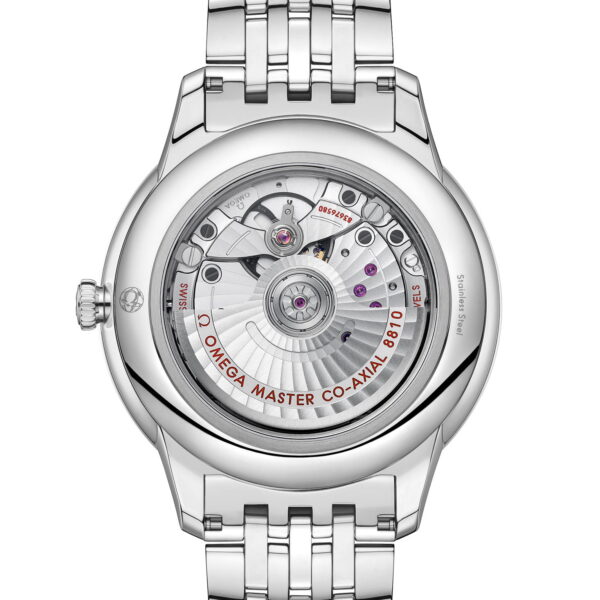 Das Bild zeigt die Rückseite einer silbernen Armbanduhr mit transparentem Gehäuse, das komplizierte Zahnräder und Mechanismen offenbart. Die Markierungen „Omega Master Co-Axial 8910“ sind sichtbar. Das Metallarmband weist ein poliertes, gliederförmiges Design auf.