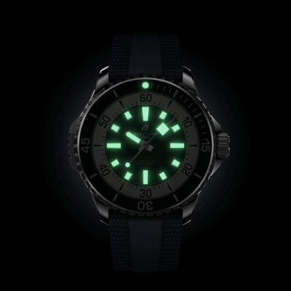 Gezeigt wird eine schwarze Uhr mit leuchtend grünem Zifferblatt und Markierungen. Die Uhr hat große Ziffern auf einer runden Lünette und ein strukturiertes schwarzes Armband. Die leuchtenden Elemente auf dem Zifferblatt lassen darauf schließen, dass sie für die Sichtbarkeit im Dunkeln konzipiert ist.