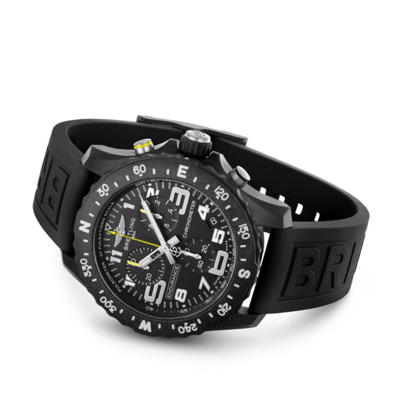 Schwarze Armbanduhr mit einem komplexen Multifunktions-Zifferblatt mit weißen Ziffern und Markierungen. Die Lünette hat gut lesbare Zahlen und das Armband ist mit geprägtem Markenzeichen verziert. Die Uhr hat mehrere Knöpfe an der Seite.