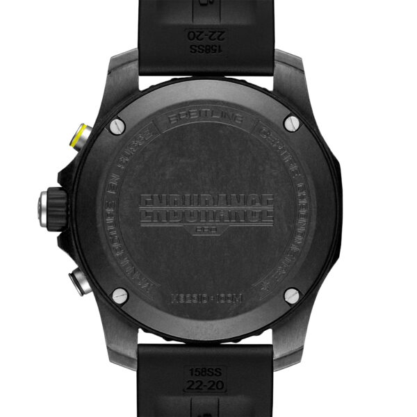 Rückansicht einer Breitling Endurance Pro-Uhr mit schwarzem Armband. Auf der Rückseite der Uhr ist ein sichtbarer Text eingraviert und an der Seite befindet sich ein gelb hervorgehobener Knopf. Die Wörter am Rand weisen auf ihre Wasserbeständigkeit und Herstellungsdetails hin.