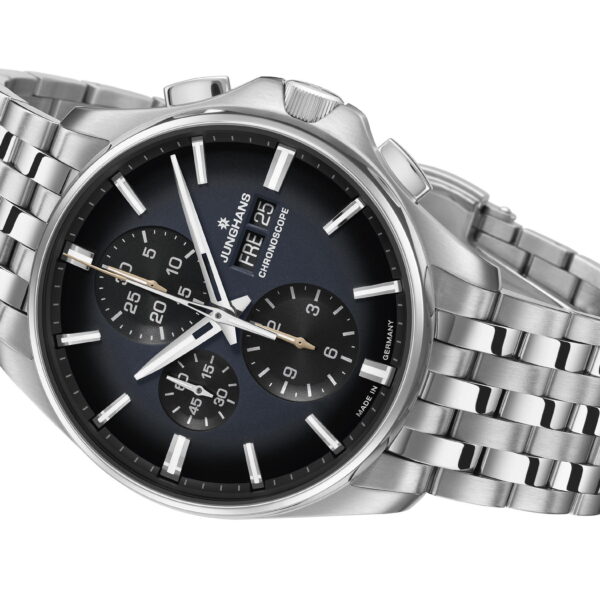 Eine silberne Armbanduhr aus Edelstahl mit schwarzem Zifferblatt, drei Hilfszifferblättern und silbernen Stundenmarkierungen. Die Uhr hat ein Gliederarmband und ein modernes, elegantes Design.
