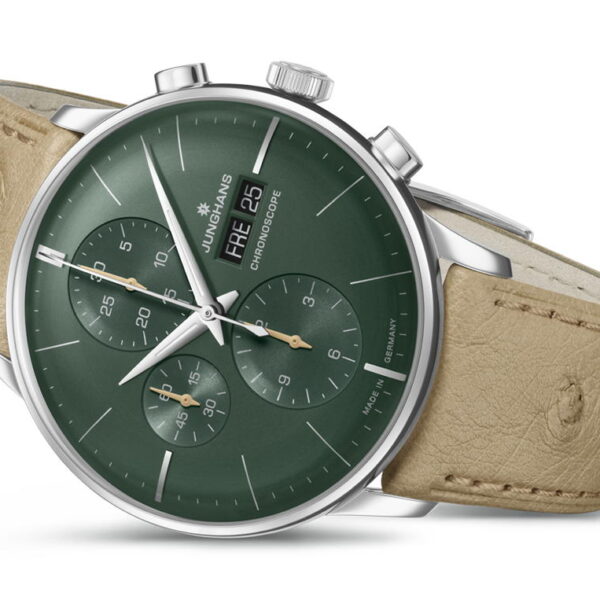 Eine silber-grüne Chronographen-Armbanduhr mit hellbraunem Lederarmband. Das grüne Zifferblatt verfügt über eine Datumsanzeige, drei Hilfszifferblätter und dünne silberne Stunden- und Minutenzeiger. Die Uhr ist abgewinkelt, um ihr elegantes Design hervorzuheben.