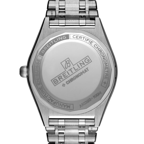 Rückansicht einer Breitling Chronomat-Uhr mit Edelstahlgehäuse und -armband. Auf der Gehäuserückseite sind „Breitling“, „Chronomètre Certifié“ und weitere Angaben, darunter Wasserbeständigkeit, eingraviert.