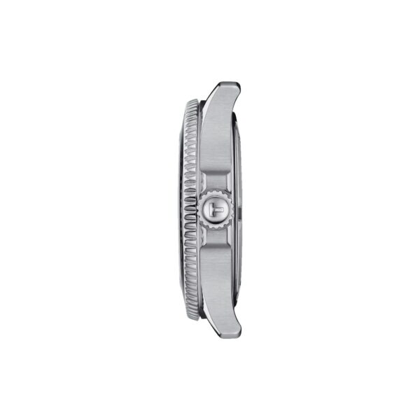 Seitenansicht eines silbernen Armbanduhrgehäuses. Das Bild zeigt die Dicke des Gehäuses und die Krone mit strukturiertem Griff vor einem schlichten weißen Hintergrund. Das Design ist schlicht und minimalistisch.