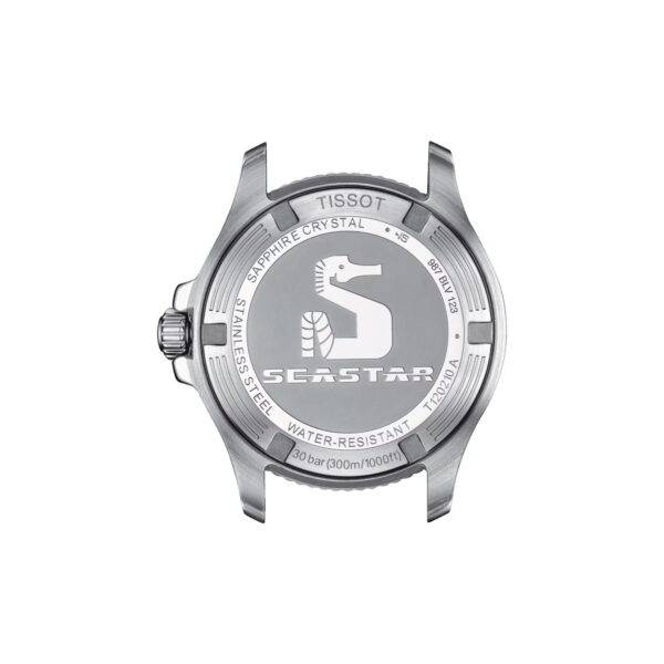 Das Bild zeigt die Rückseite eines Tissot Seastar-Uhrengehäuses. Es ist silberfarben mit einem markanten Seepferdchen-Logo in der Mitte. Der umgebende Text beschreibt Merkmale wie „Saphirglas“, „Edelstahl“, „Wasserdicht“, „30 bar (300 m/1000 Fuß)“ und „Swiss Made“.