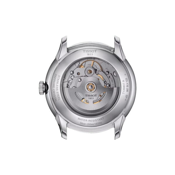 Das Bild zeigt die Rückseite einer Tissot-Uhr, bei der man durch den transparenten Gehäuseboden das Automatikwerk sehen kann. Die Uhr hat ein Edelstahlgehäuse und ist bis 50 Meter wasserdicht. Am Rand sind verschiedene Inschriften eingraviert.