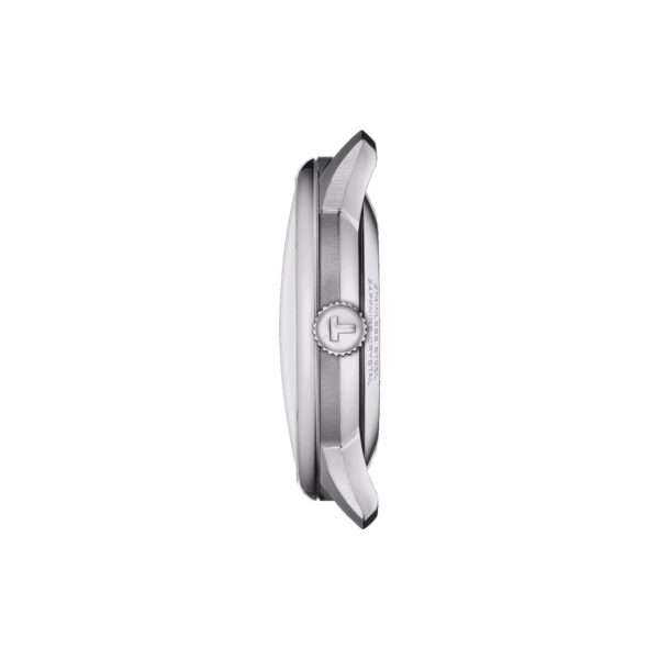 Seitenansicht eines silbernen Armbanduhrgehäuses mit Krone und Ösen. Die Uhr zeichnet sich durch glatte, geschwungene Linien aus, die ihr dünnes Profil vor einem schlichten weißen Hintergrund hervorheben.