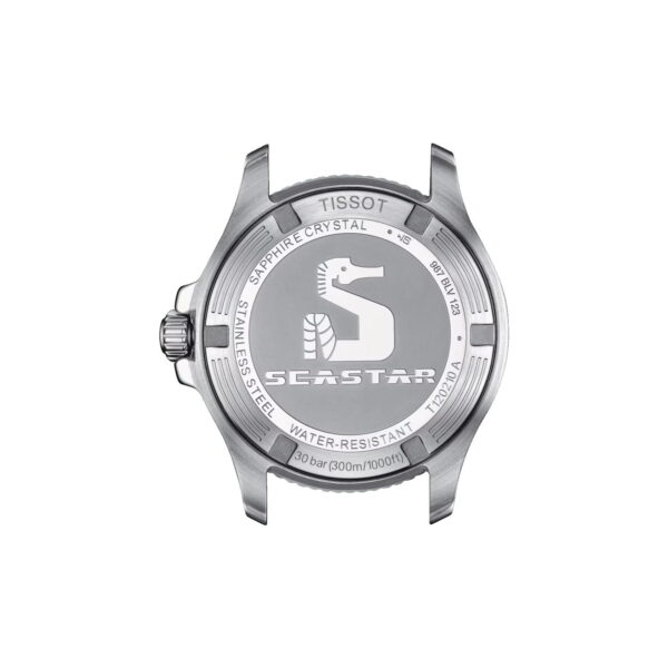 Das Bild zeigt die Rückseite eines Tissot Seastar-Uhrengehäuses. Es ist silberfarben mit einem Saphirglasfenster und einem Seepferdchen-Logo. Der Text weist darauf hin, dass es aus Edelstahl besteht, wasserdicht bis 30 Bar (300 m/1000 Fuß) ist und eine Seriennummer hat.