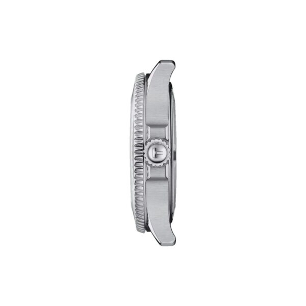 Seitenansicht eines silbernen Armbanduhrgehäuses mit strukturierter Lünette und Krone mit Logo. Das Profil hebt die Dicke des Gehäuses und die glatte, metallische Oberfläche hervor. Die Zeiger und das Zifferblatt sind nicht sichtbar.