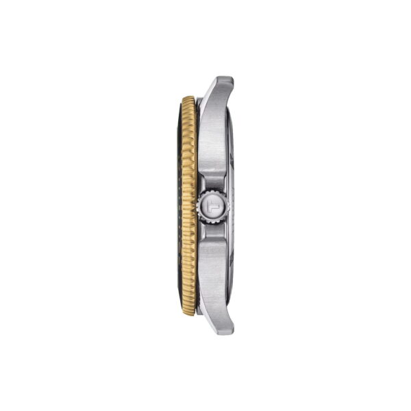 Seitenansicht einer Armbanduhr mit silbernem Gehäuse und goldener Lünette. Die Uhr hat eine strukturierte Krone mit dem Logo des Herstellers. Das zweifarbige Design betont den Kontrast zwischen dem Gold- und Silbermaterial. Das Zifferblatt ist nicht sichtbar.