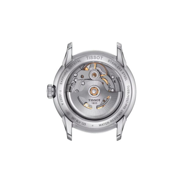 Rückansicht einer Tissot-Armbanduhr mit transparentem Gehäuse, das den Blick auf das komplexe mechanische Uhrwerk im Inneren freigibt. Das Gehäuse besteht aus Edelstahl, mit Gravuren, die die Wasserbeständigkeit und das Saphirglas angeben.
