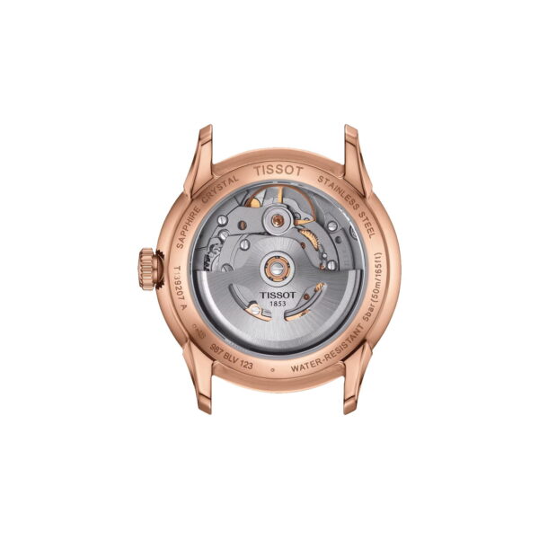Ein Uhrengehäuse aus Roségold mit sichtbarem mechanischem Uhrwerk. Die Gravuren umfassen „Tissot“, „Saphirglas“, „316L Edelstahl“ und andere technische Details. Die inneren Mechanismen sind durch eine transparente Abdeckung sichtbar.