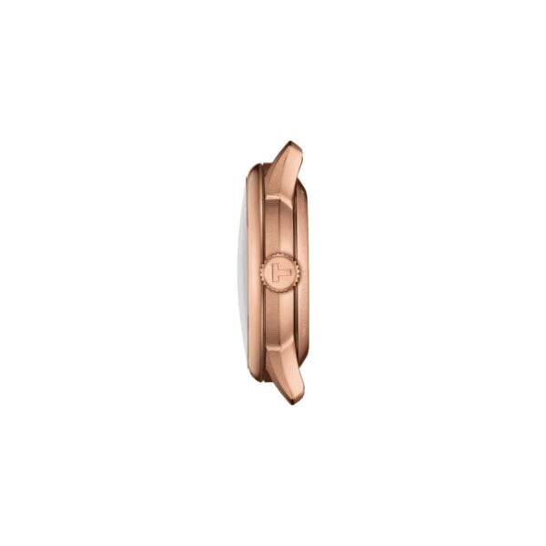 Seitenansicht eines Uhrengehäuses aus Roségold mit rundem Zifferblatt. Das Bild zeigt die Krone und die Ösen, die das schlanke Profil der Uhr vor einem schlichten weißen Hintergrund hervorheben.