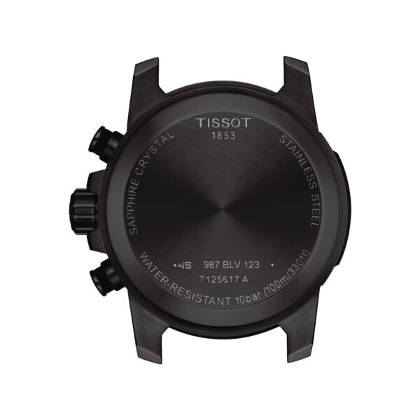 Auf der Rückseite des Uhrengehäuses der Tissot Supersport Chrono Basketball Edition sind Angaben wie „Tissot 1853“, „Saphirglas“, „Edelstahl“, „Wasserdicht 10 Bar (100 m/330 Fuß)“ sowie die Modellnummern „987 BLV 123“ und „T125617A“ zu finden.