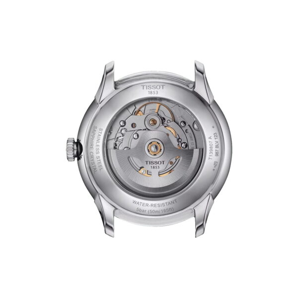 Eine Nahaufnahme der transparenten Rückseite der Tissot Chemin des Tourelles Powermatic 80 39MM gibt den Blick auf ihr mechanisches Uhrwerk frei. Auf dem silbernen Gehäuse sind die Aufschriften „Edelstahl“, „Saphirglas“ und „Wasserdicht 5 Bar (50 m/165 Fuß)“ zu sehen.