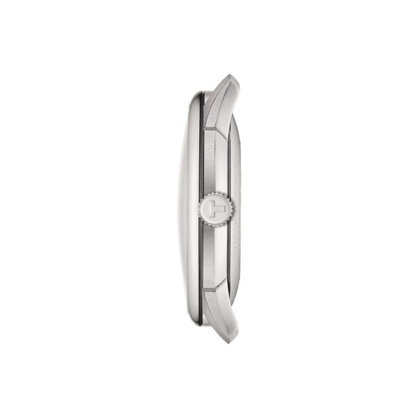 Seitenansicht der Tissot Chemin des Tourelles Powermatic 80 42MM mit einem eleganten silbernen Gehäuse mit runder Krone in der Mitte und minimalistischem Design vor einem schlichten weißen Hintergrund.