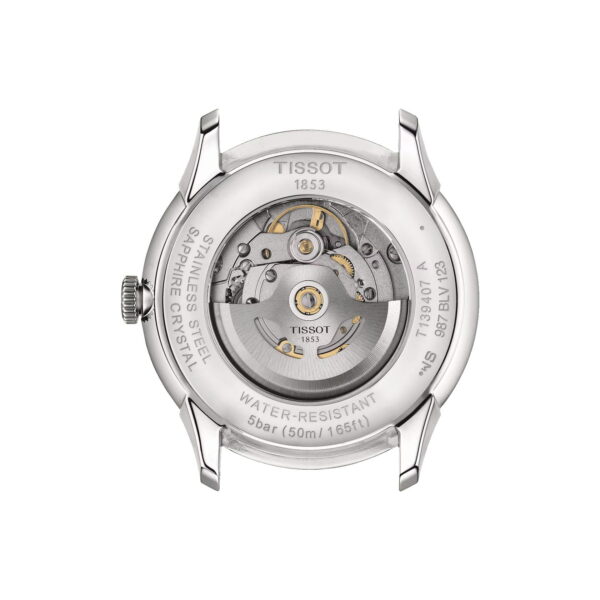 Die Rückansicht des Tissot Chemin des Tourelles Powermatic 80 42MM verfügt über einen transparenten Gehäuseboden aus Saphirglas, der den Blick auf das innere mechanische Uhrwerk freigibt, mit Gravuren auf dem Edelstahlgehäuse mit Angaben zur Wasserbeständigkeit und Modellinformationen.