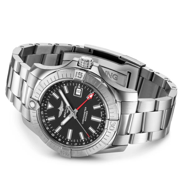Die Breitling Avenger Automatic GMT 43 verfügt über ein silbernes Edelstahlgehäuse mit schwarzem Zifferblatt, leuchtenden Stundenmarkierungen und einem Sekundenzeiger mit roter Spitze. Sie verfügt über eine Datumsanzeige bei 3 Uhr, eine Lünette mit eingravierten Ziffern und ein Gliederarmband.