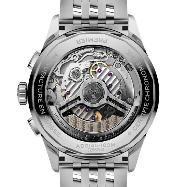 Nahaufnahme der Rückseite des luxuriösen Breitling Premier B01 Chronographen 42, die sein komplexes mechanisches Uhrwerk zeigt. Sichtbare Zahnräder und Komponenten sind in Edelstahl eingefasst, wobei „BREITLING“ teilweise auf einem horizontalen Balken eingraviert ist. Das Armband besteht aus Metall.