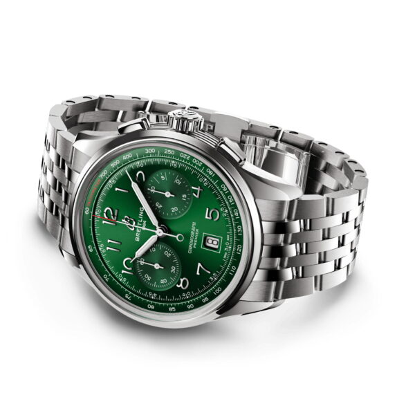 Der Breitling Premier B01 Chronograph 42 ist eine Luxusarmbanduhr mit leuchtend grünem Zifferblatt, Edelstahlarmband, drei Hilfszifferblättern, Datumsanzeige und silbernen Stundenmarkierungen mit Leuchtzeigern. Die polierte Lünette und das polierte Gehäuse unterstreichen ihr elegantes Erscheinungsbild.