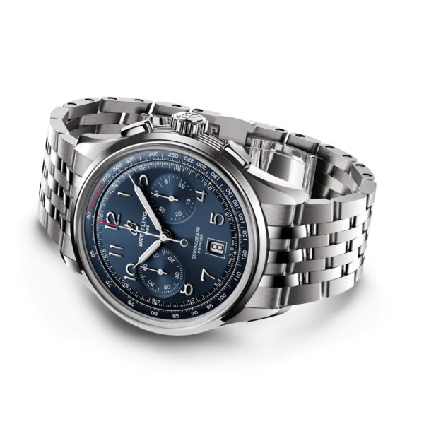 Der Breitling Premier B01 Chronograph 42 ist eine Luxusarmbanduhr mit Edelstahlarmband und blauem Zifferblatt. Sie verfügt über drei Hilfszifferblätter für Chronographenfunktionen, silberne Stundenmarkierungen, Leuchtzeiger und eine Datumsanzeige auf der Drei-Uhr-Position.
