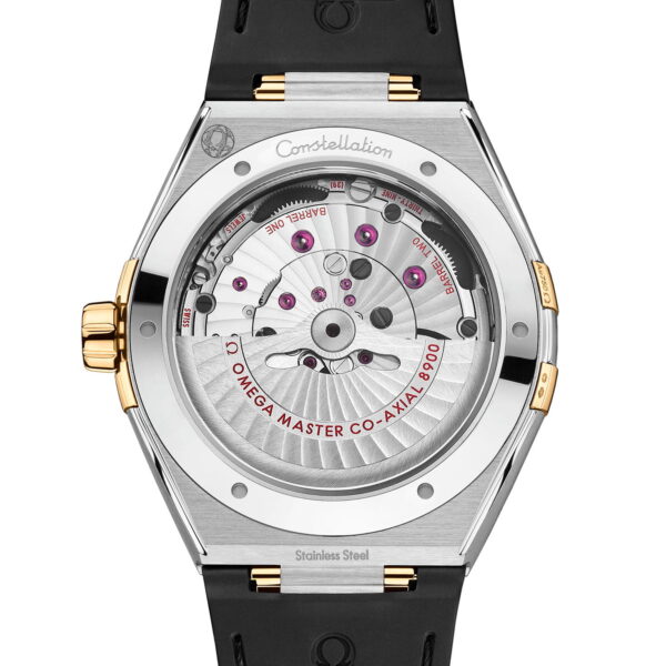 Die Rückseite der OMEGA Constellation-Uhr zeigt ihr freiliegendes mechanisches Uhrwerk mit sichtbarem „Omega Master Co-Axial 8900“. Sie verfügt über ein schwarzes Armband, ein Gehäuse aus Edelstahl und Gold und eine eingravierte „Constellation“ auf dem Gehäuse.