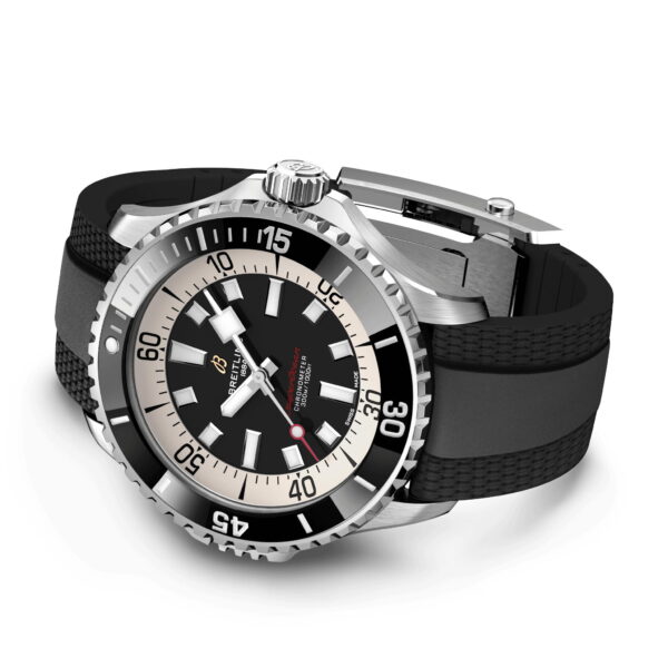 Die Breitling Superocean III Automatic 46 ist eine silber-schwarze Taucheruhr mit rundem Zifferblatt, großen Stundenmarkierungen, sichtbarem Datumsfenster, nummerierter Lünette und strukturiertem schwarzem Gummiarmband.