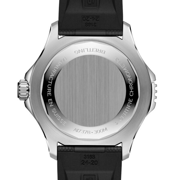 Rückansicht eines Breitling Superocean III Automatic 46-Uhrengehäuses mit silbermetallischer Oberfläche und eingraviertem Text, darunter „Breitling“ und andere Angaben. Die Uhr verfügt über ein befestigtes schwarzes Armband.