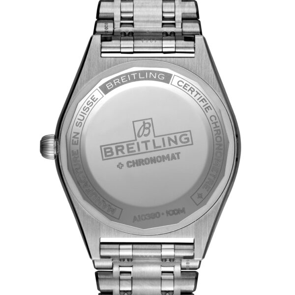 Das Bild zeigt die Rückseite einer silbernen Breitling Chronomat Automatic 36-Uhr mit eingraviertem Markenlogo, Namen, Swiss-Made-Markierungen und zertifizierten Chronometerdetails, alles wasserdicht bis 100 Meter. Das Metallarmband ist ebenfalls sichtbar.