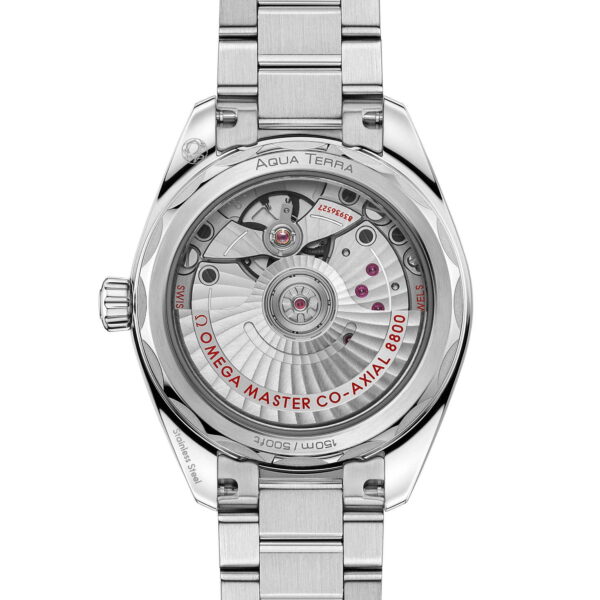 Die Rückseite der Armbanduhr OMEGA Seamaster Aqua Terra 150M zeigt einen transparenten Gehäuseboden, der das mechanische Uhrwerk, die komplexen Zahnräder und den roten Schriftzug „Omega Master Co-Axial 8800“ offenbart. Das Armband und das Gehäuse sind aus Edelstahl gefertigt.