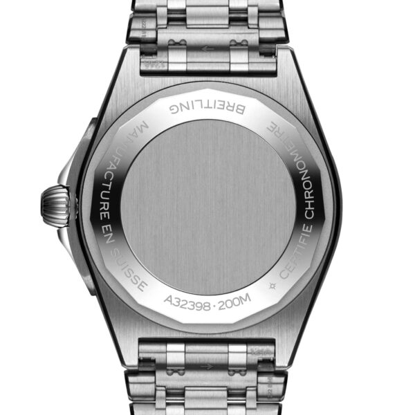 Das Bild zeigt die Rückseite einer Breitling Chronomat Automatic GMT 40-Armbanduhr mit eingravierten Angaben wie Wasserdichtigkeit und Seriennummer. Die Rückseite hat eine gebürstete silberne Metalloberfläche mit einem polierten runden Rahmen, gepaart mit einem Metallarmband mit Gliedern.