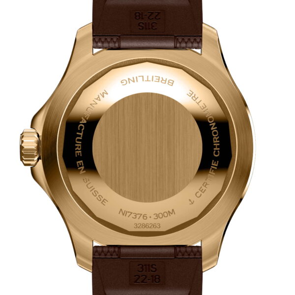 Die Rückseite des Goldgehäuses der Breitling Superocean Automatic 44 ist mit den Gravuren „BREITLING“, „MANUFACTURE EN SUISSE“ und „CHRONOMETRE CERTIFIE“ versehen, was auf Schweizer Qualität hinweist, und ist mit einem braunen Lederarmband gepaart.