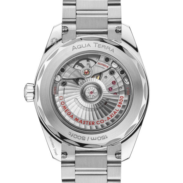 Die Uhr OMEGA Aquaterra Shades verfügt über einen offenen Gehäuseboden, der ihr komplexes mechanisches Uhrwerk zur Schau stellt. Sie ist aus Edelstahl gefertigt und hat außerdem einen eingravierten Text auf dem Gehäuseboden.