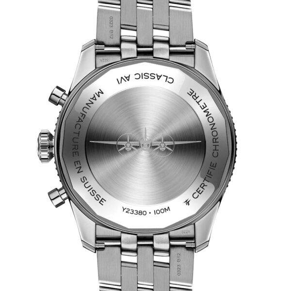Das Bild zeigt die Rückseite der Breitling Classic AVI Chronograph 42 Mosquito-Armbanduhr mit eingraviertem Logo und Text: „Classic AVI“, „Manufacture en Suisse“ und „Certifie Chronometre“. Das Edelstahlarmband ist ebenfalls sichtbar.