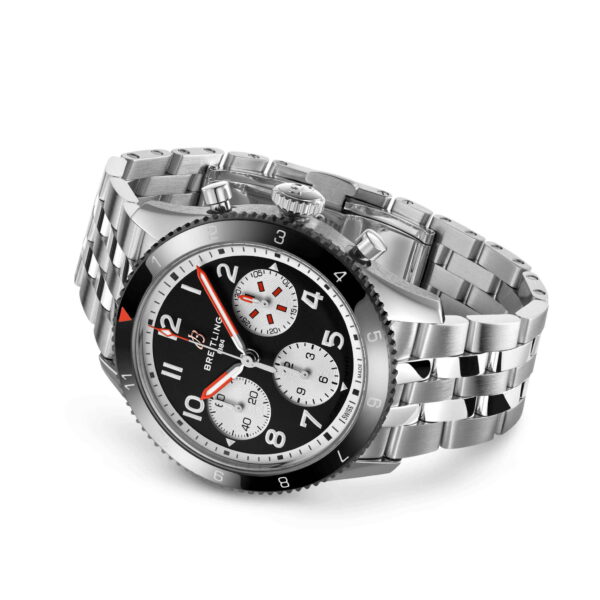 Der Breitling Classic AVI Chronograph 42 Mosquito ist eine silberne Edelstahlarmbanduhr mit schwarzem Zifferblatt, silbernen Akzenten, drei Hilfszifferblättern, roten Zeigerdetails und einer schwarzen Lünette. Sie verfügt über ein poliertes Gliederarmband und ist auf weißem Hintergrund zu sehen.