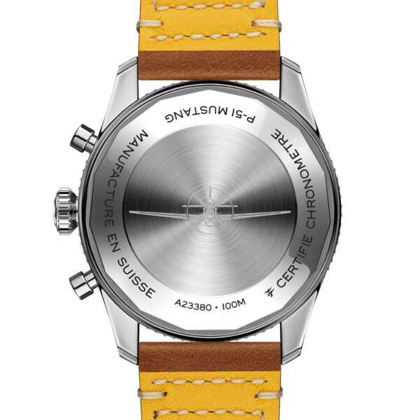 Rückansicht der Breitling Classic AVI Chronograph 42 P51-Mustang-Uhr mit Edelstahlgehäuse und gelbem Lederarmband. Auf der Rückseite sind die eingravierten Texte „Manufacture en Suisse“ und „Certifie Chronometre“ zu sehen, mit sichtbaren Kronen und Knöpfen an der Seite.