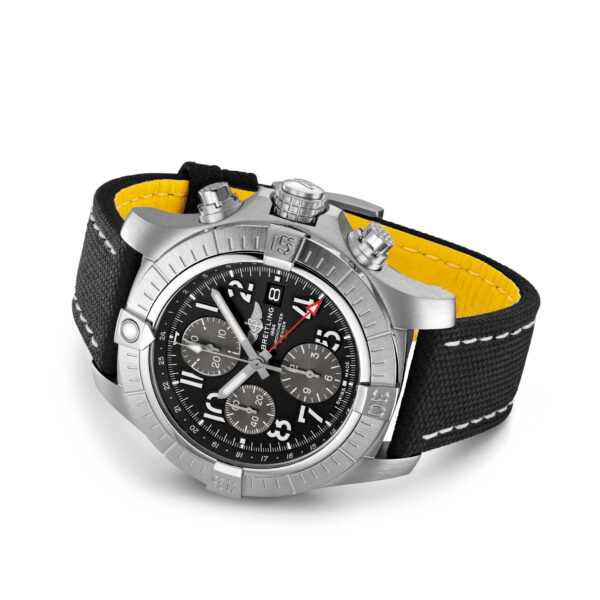 Der Breitling Avenger Chronograph GMT 45 besticht durch ein schwarz-silbernes Design mit einer Edelstahllünette, einem schwarzen Zifferblatt und Funktionen wie drei Hilfszifferblättern und einer Datumsanzeige auf der Vorderseite. Er hat ein schwarzes Armband mit weißen Nähten und gelbem Innenfutter.