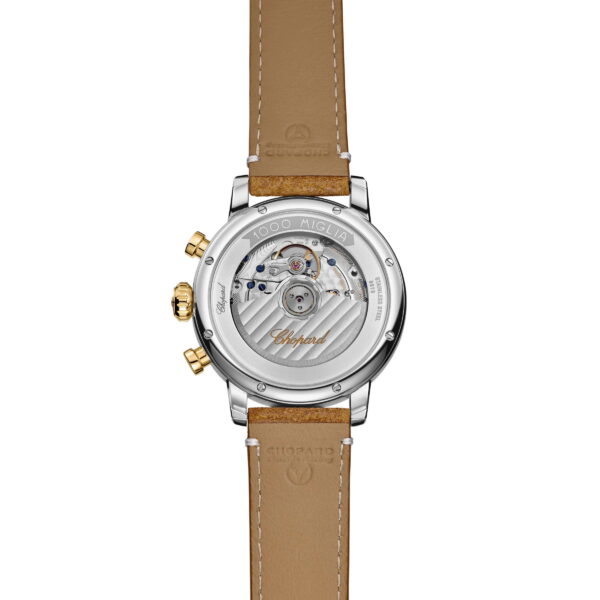 Das Bild zeigt die Rückseite einer Luxusarmbanduhr Chopard Mille Miglia Classic Chronograph mit sichtbarer innerer Mechanik, einem Lederarmband, Golddetails und Gravuren auf dem Metallgehäuse.