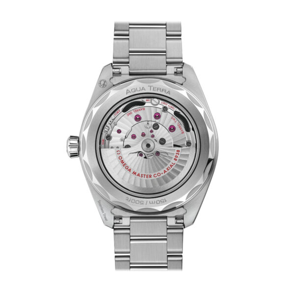 Das Bild zeigt eine Armbanduhr OMEGA Seamaster Aqua Terra 150 M GMT Worldtimer mit einem silbernen Metallgliederarmband und einer transparenten Gehäuserückseite. Eingravierter Text ziert die Rückseite und ermöglicht den Blick auf die komplexen mechanischen Uhrwerke.
