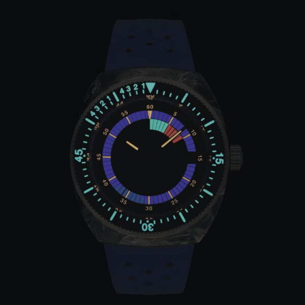 Die Tissot Sideral-Armbanduhr hat ein dunkles Design mit rundem Zifferblatt und unkonventionellem Zifferblattdesign. Sie verfügt über leuchtend blaue Markierungen, orangefarbene Zeitsegmentblöcke und Zeiger. Das Armband hat einen dunklen Blau- oder Schwarzton.